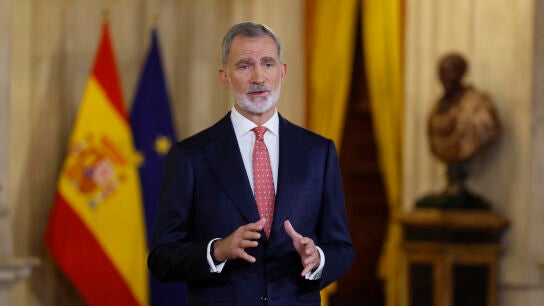 El rey Felipe VI pronuncia el tradicional mensaje de Nochebuena en el que hace balance de un a&ntilde;o que ha sido complicado en la pol&iacute;tica tanto nacional como internacional y en el que se ha conmemorado el 50 aniversario de la restauraci&oacute;n de la monarqu&iacute;a y los inicios de la transici&oacute;n a la democracia.