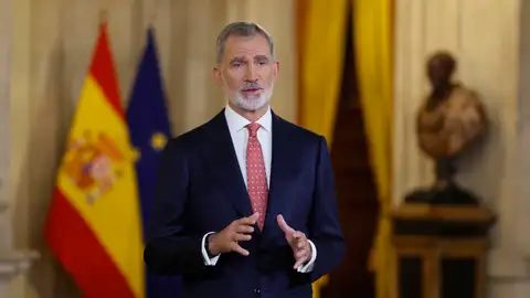 El rey Felipe VI pronuncia el tradicional mensaje de Nochebuena en el que hace balance de un año que ha sido complicado en la política tanto nacional como internacional y en el que se ha conmemorado el 50 aniversario de la restauración de la monarquía y los inicios de la transición a la democracia. El rey Felipe VI pronuncia el tradicional mensaje de Nochebuena en el que hace balance de un año que ha sido complicado en la política tanto nacional como internacional y en el que se ha conmemorado el 50 aniversario de la restauración de la monarquía y los inicios de la transición a la democracia.