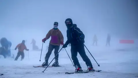 Varias personas disfrutan de la nieve caída en la Estación de Montaña de Manzaneda. Varias personas disfrutan de la nieve caída en la Estación de Montaña de Manzaneda.