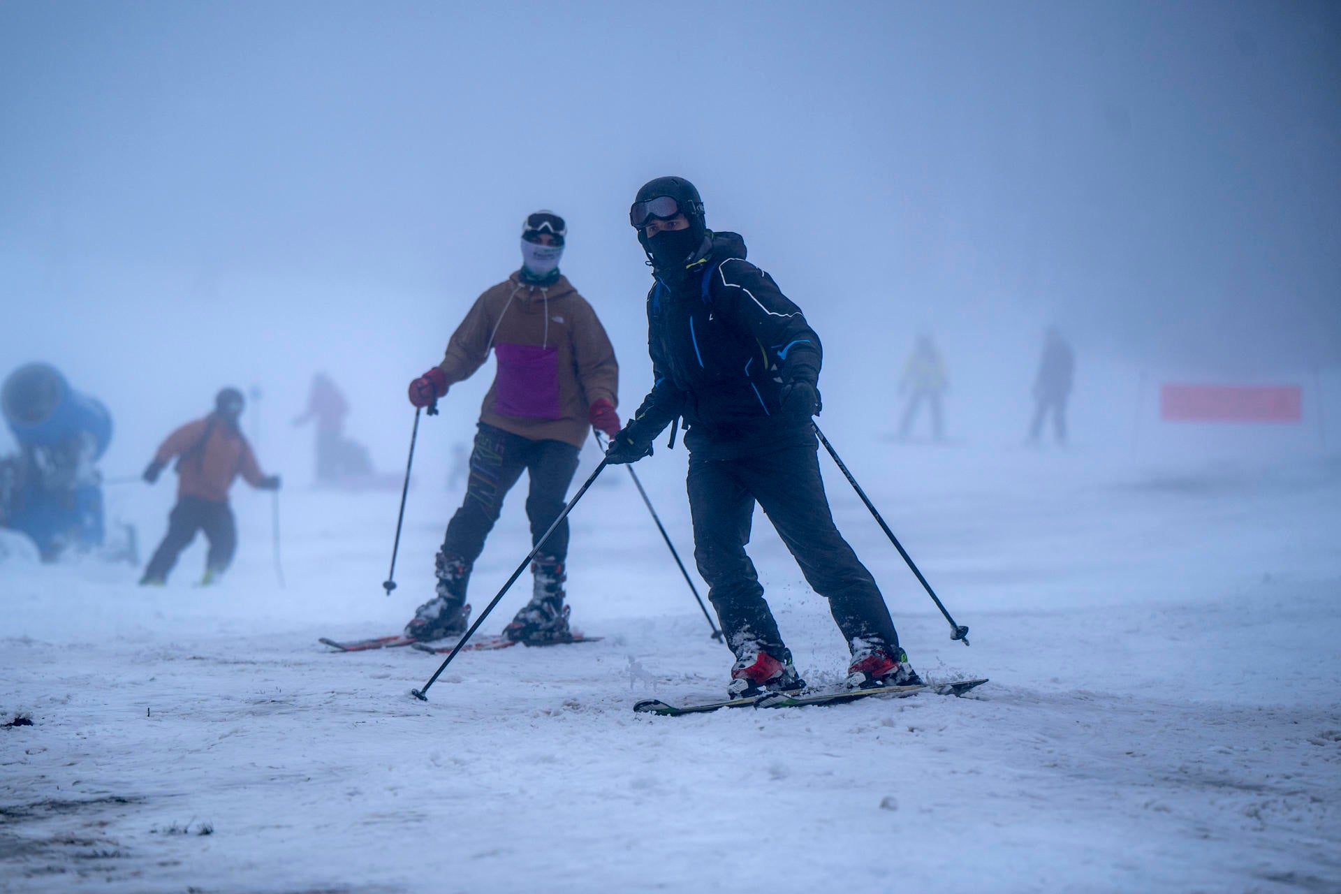 Varias personas disfrutan de la nieve caída en la Estación de Montaña de Manzaneda. Varias personas disfrutan de la nieve caída en la Estación de Montaña de Manzaneda.