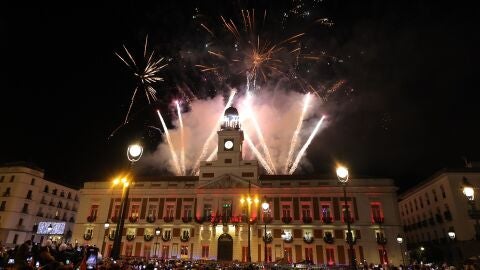Fuegos artificiales en la Real Casa de Correos tras las Campanadas de Fin de Año Fuegos artificiales en la Real Casa de Correos tras las Campanadas de Fin de Año