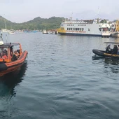 Equipos de rescate de Indonesia buscan este sábado a cuatro españoles, dos adultos y dos niños, en Indonesia Equipos de rescate de Indonesia buscan este sábado a cuatro españoles, dos adultos y dos niños, en Indonesia