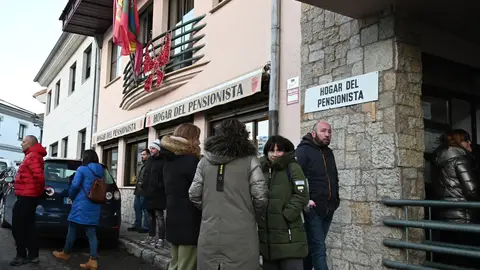 'El Hogar del Pensionista', el bar de Villamanín (León) donde se ha celebrado la reunión tras el lío con el premio Gordo de la Lotería de Navidad 'El Hogar del Pensionista', el bar de Villamanín (León) donde se ha celebrado la reunión tras el lío con el premio Gordo de la Lotería de Navidad