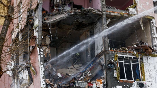 Un bombero trabaja en el lugar de un edificio de apartamentos alcanzado durante los ataques con misiles y drones rusos, en medio del ataque de Rusia contra Ucrania en Kiev