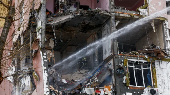 Un bombero trabaja en el lugar de un edificio de apartamentos alcanzado durante los ataques con misiles y drones rusos, en medio del ataque de Rusia contra Ucrania en Kiev Un bombero trabaja en el lugar de un edificio de apartamentos alcanzado durante los ataques con misiles y drones rusos, en medio del ataque de Rusia contra Ucrania en Kiev