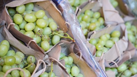 Unas uvas en una frutería de Sevilla