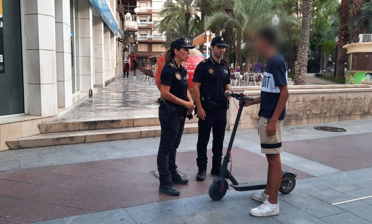 La circulación en patinete ya está regulada en Elche: es obligatorio el uso del casco, tener seguro y no se puede ir por la acera La circulación en patinete ya está regulada en Elche: es obligatorio el uso del casco, tener seguro y no se puede ir por la acera