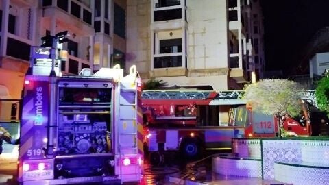 Bomberos en el lugar del incendio ocurrido en Crevillent.