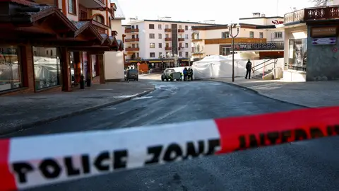 El personal de emergencia trabaja en el lugar de una explosión e incendio en el bar 'Le Constellation' El personal de emergencia trabaja en el lugar de una explosión e incendio en el bar 'Le Constellation'