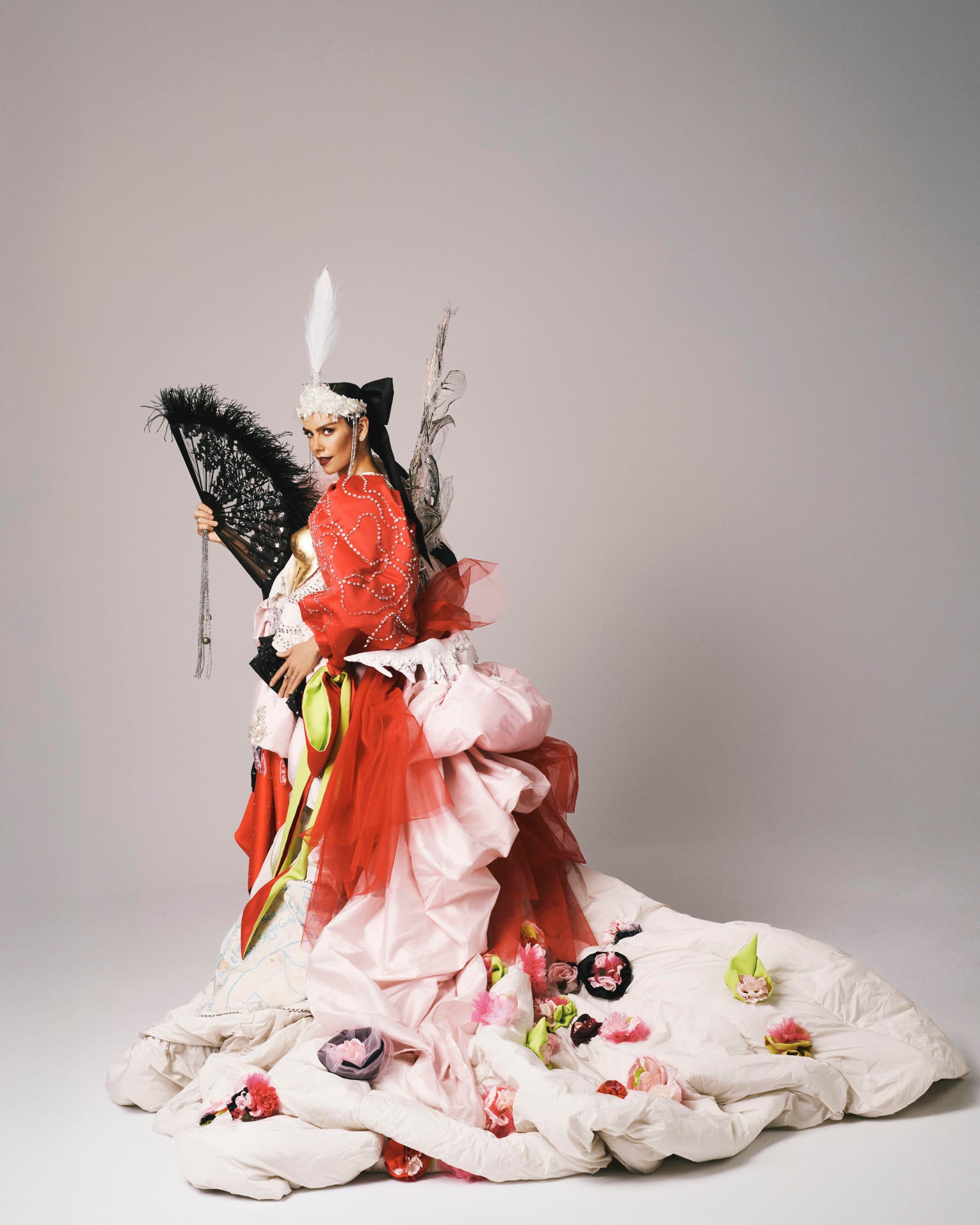 Cristina Pedroche impacta con su look en las campanadas: recicla todos sus vestidos desde 2014 Cristina Pedroche impacta con su look en las campanadas: recicla todos sus vestidos desde 2014