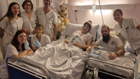 Beb&eacute; nacido en Alc&aacute;zar de San Juan junto a sus padres y personal sanitario