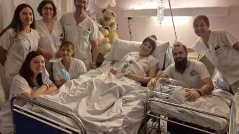 Bebé nacido en Alcázar de San Juan junto a sus padres y personal sanitario Bebé nacido en Alcázar de San Juan junto a sus padres y personal sanitario