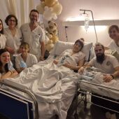 Bebé nacido en Alcázar de San Juan junto a sus padres y personal sanitario