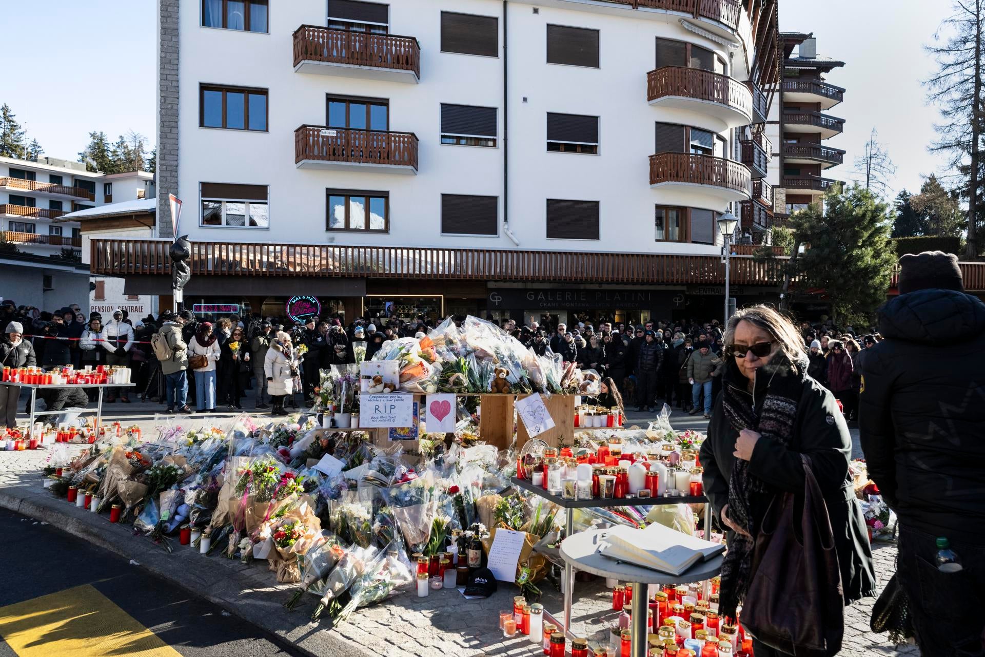 Las autoridades abren una investigación penal por homicidio negligente contra los dueños del bar de Suiza Las autoridades abren una investigación penal por homicidio negligente contra los dueños del bar de Suiza