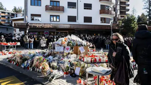 Un altar de flores y velas en recuerdo de las 40 víctimas del incendio Un altar de flores y velas en recuerdo de las 40 víctimas del incendio