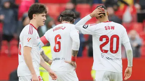 Oso, Gudelj y Sow, durante el Sevilla-Levante. Oso, Gudelj y Sow, durante el Sevilla-Levante.