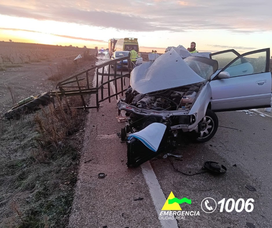 Bomberos de Tomelloso intervienen en un accidente entre un turismo y un tractor en Socuéllamos Bomberos de Tomelloso intervienen en un accidente entre un turismo y un tractor en Socuéllamos