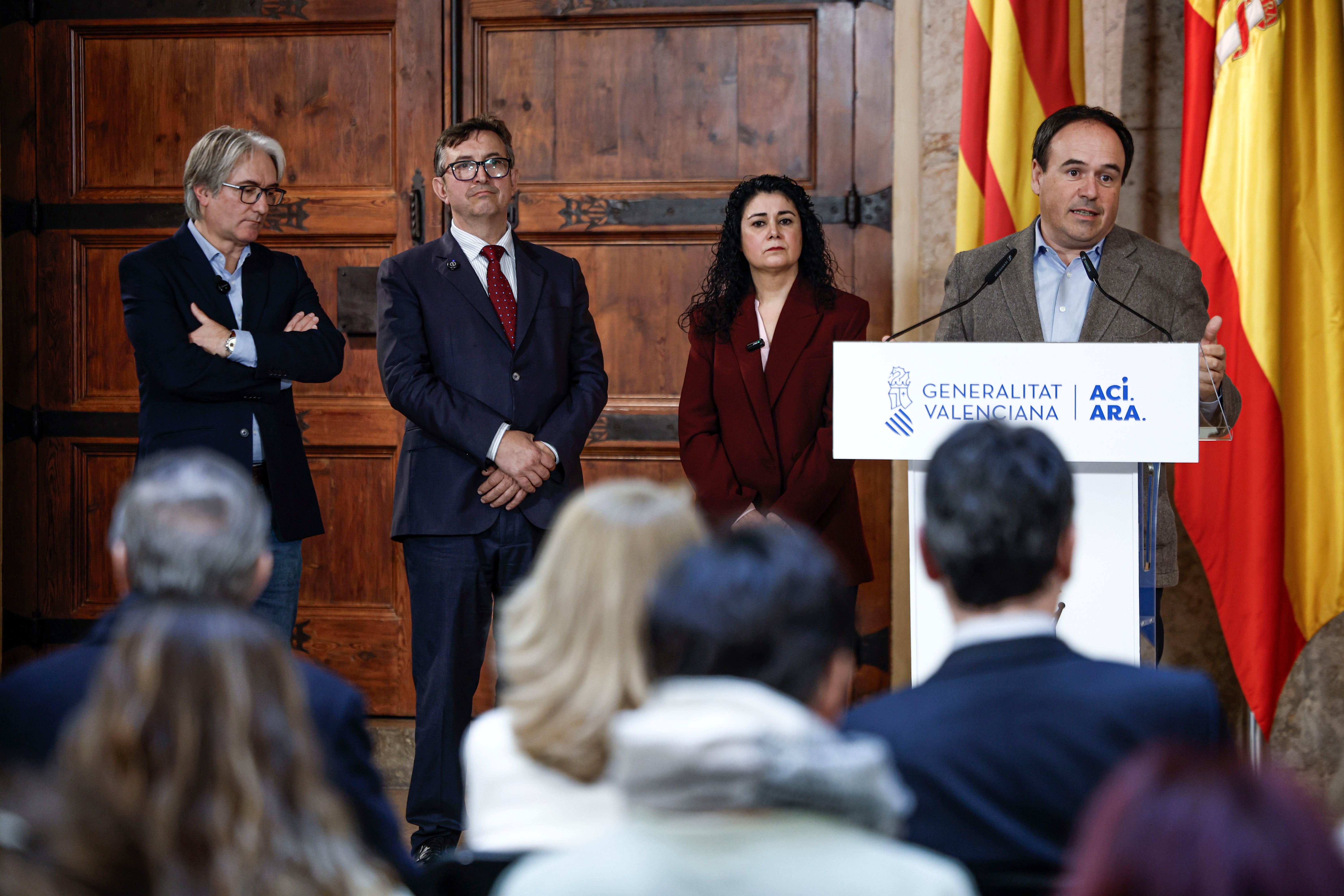 La Generalitat y los agentes sociales trabajarán conjuntamente para favorecer el crecimiento económico de la Comunitat Valenciana La Generalitat y los agentes sociales trabajarán conjuntamente para favorecer el crecimiento económico de la Comunitat Valenciana