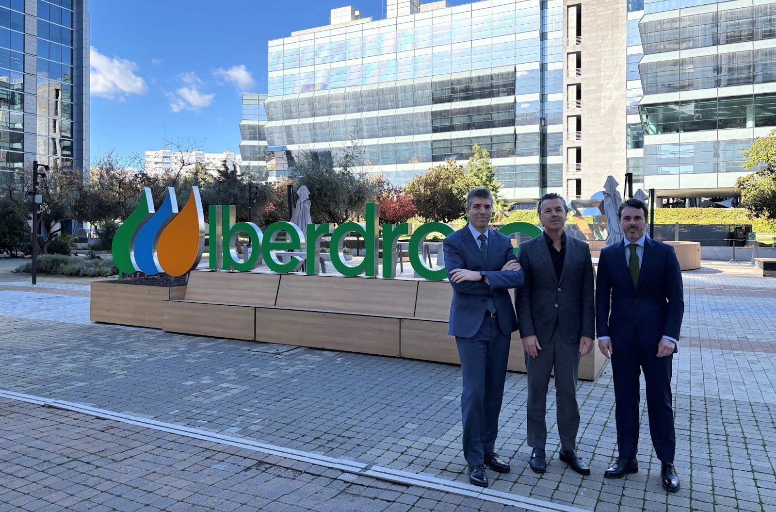 Airzone e Iberdrola suscriben un acuerdo para una mejor gestión del consumo energético en los hogares Airzone e Iberdrola suscriben un acuerdo para una mejor gestión del consumo energético en los hogares