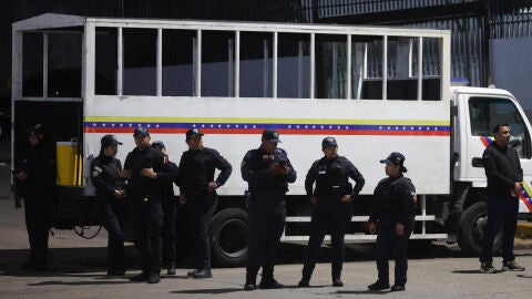 Integrantes de la Policía Nacional Bolivariana custodian el frente de El Helicoide este jueves, en Caracas (Venezuela). Integrantes de la Policía Nacional Bolivariana custodian el frente de El Helicoide este jueves, en Caracas (Venezuela).