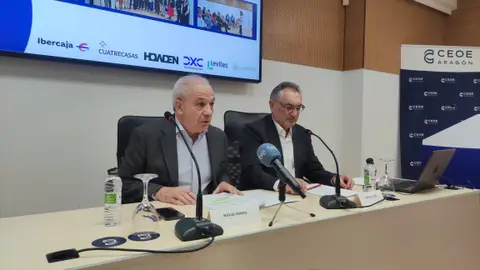 El emprendimiento y la cultura empresarial, claves para la competitividad El presidente de CEOE Aragón, Miguel Marzo, y el presidente del foro Think Tank, Antonio Cobo