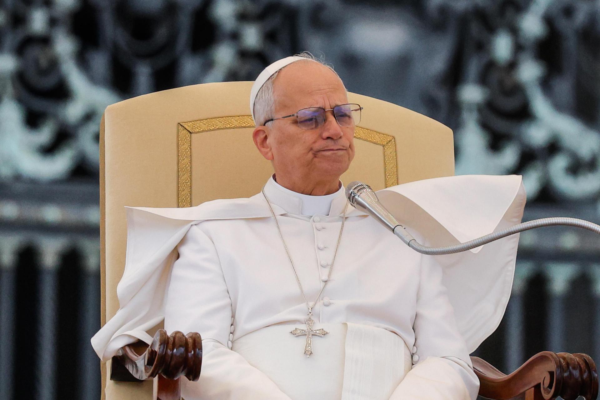 El papa León XIV durante la audiencia semanal en la Plaza de San Pedro el Vaticano. El papa León XIV durante la audiencia semanal en la Plaza de San Pedro el Vaticano.