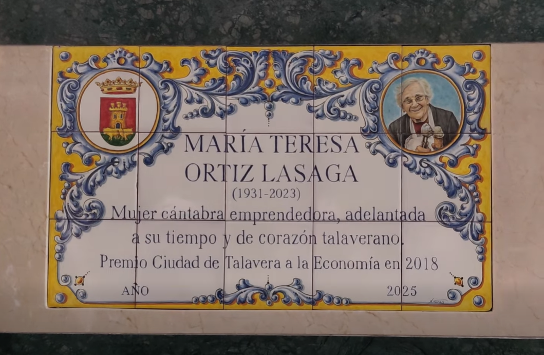 Talavera reconoce el legado empresarial de María Teresa Ortiz con una placa cerámica Talavera reconoce el legado empresarial de María Teresa Ortiz con una placa cerámica