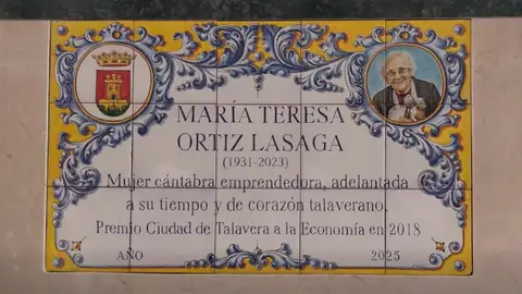 Talavera reconoce el legado empresarial de María Teresa Ortiz con una placa cerámica Talavera reconoce el legado empresarial de María Teresa Ortiz con una placa cerámica