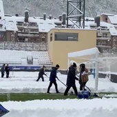 Jugadores y voluntarios retiran la nieve del campo del Andorra Jugadores y voluntarios retiran la nieve del campo del Andorra