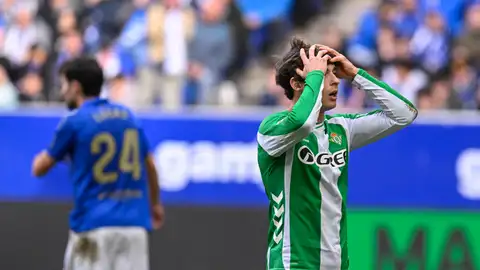 El extremo izquierdo del Real Betis R. Riquelme se lamenta de una ocasión fallada en la prolongación del partido correspondiente a la 19ª jornada de LaLiga entre el Real Oviedo y el Real Betis, este sábado, en Oviedo El extremo izquierdo del Real Betis R. Riquelme se lamenta de una ocasión fallada en la prolongación del partido correspondiente a la 19ª jornada de LaLiga entre el Real Oviedo y el Real Betis, este sábado, en Oviedo
