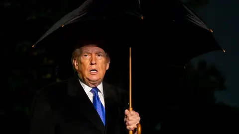 El presidente de EE.UU., Donald Trump, habla con la prensa antes de partir de la Casa Blanca en Washington, DC, EE.UU. El presidente de EE.UU., Donald Trump, habla con la prensa antes de partir de la Casa Blanca en Washington, DC, EE.UU.