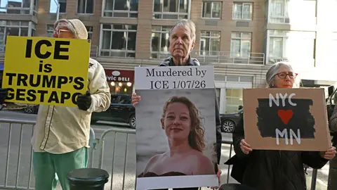 Manifestantes contra las tácticas del ICE en EE. UU. se reúnen frente al número 26 de Federal Plaza, en el bajo Manhattan. Manifestantes contra las tácticas del ICE en EE. UU. se reúnen frente al número 26 de Federal Plaza, en el bajo Manhattan.