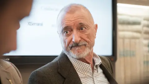 Imagen de Arturo Pérez-Reverte durante la lectura de la lista de los galardonados con los Premios Zenda 24/25. Imagen de Arturo Pérez-Reverte durante la lectura de la lista de los galardonados con los Premios Zenda 24/25.