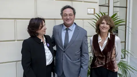 Álvaro García Ortiz, junto a la nueva fiscal general del Estado, Teresa Peramato, y la exfiscal Dolores Delgado García. Álvaro García Ortiz, junto a la nueva fiscal general del Estado, Teresa Peramato, y la exfiscal Dolores Delgado García.