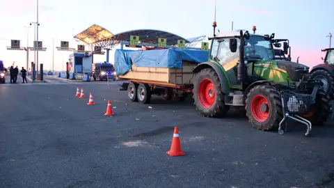 Tractor a l'accés al Port de Tarragona Tractor a l'accés al Port de Tarragona
