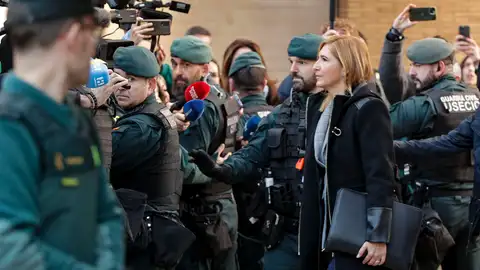 En la imagen, la exconsellera Salomé Pradas a su llegada este lunes a los juzgados de Catarroja. En la imagen, la exconsellera Salomé Pradas a su llegada este lunes a los juzgados de Catarroja.