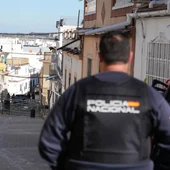 La policía saca al hombre atrincherado La policía saca al hombre atrincherado