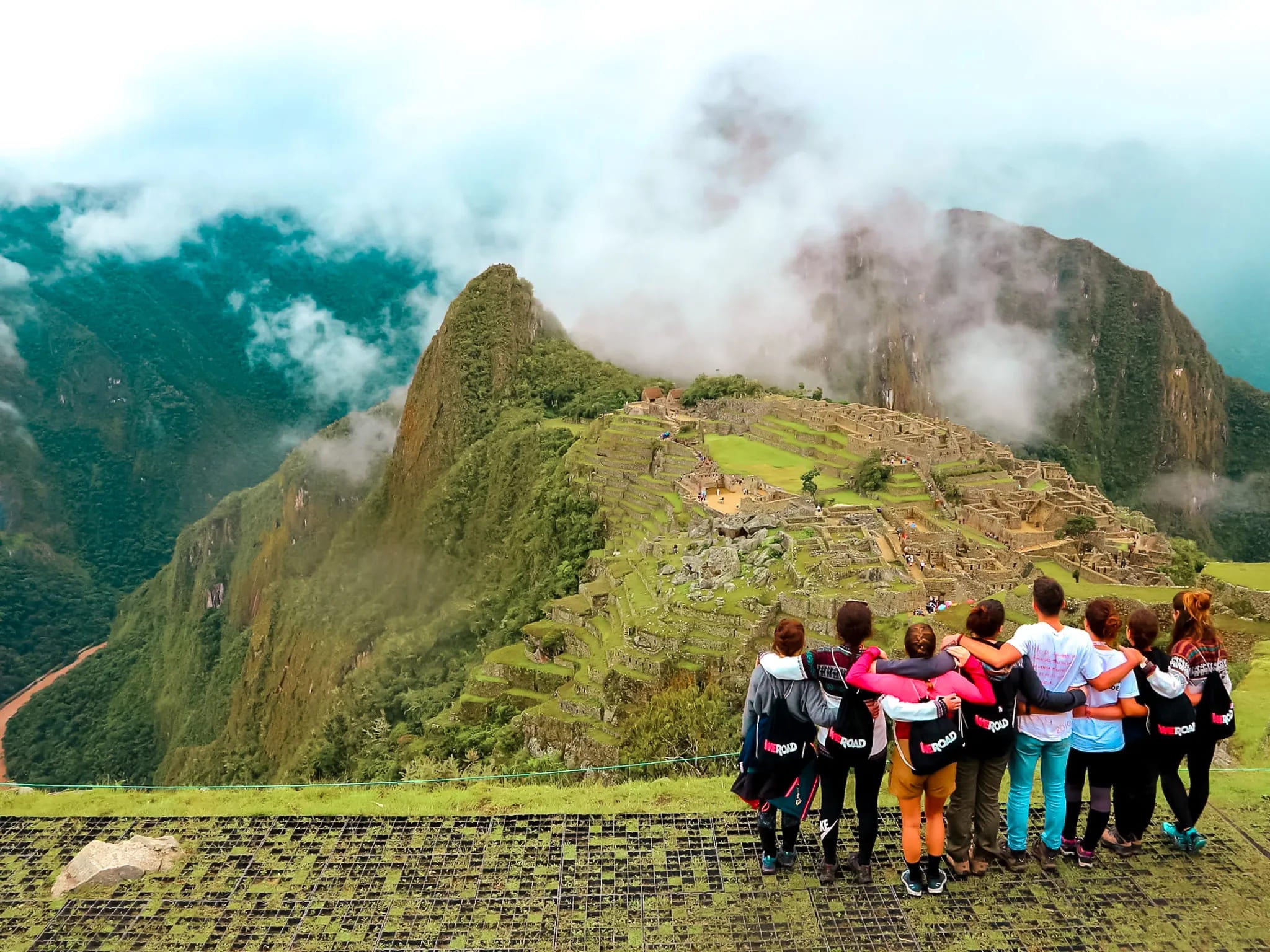 Grupo de viajeros en Machi Pichu Grupo de viajeros en Machi Pichu