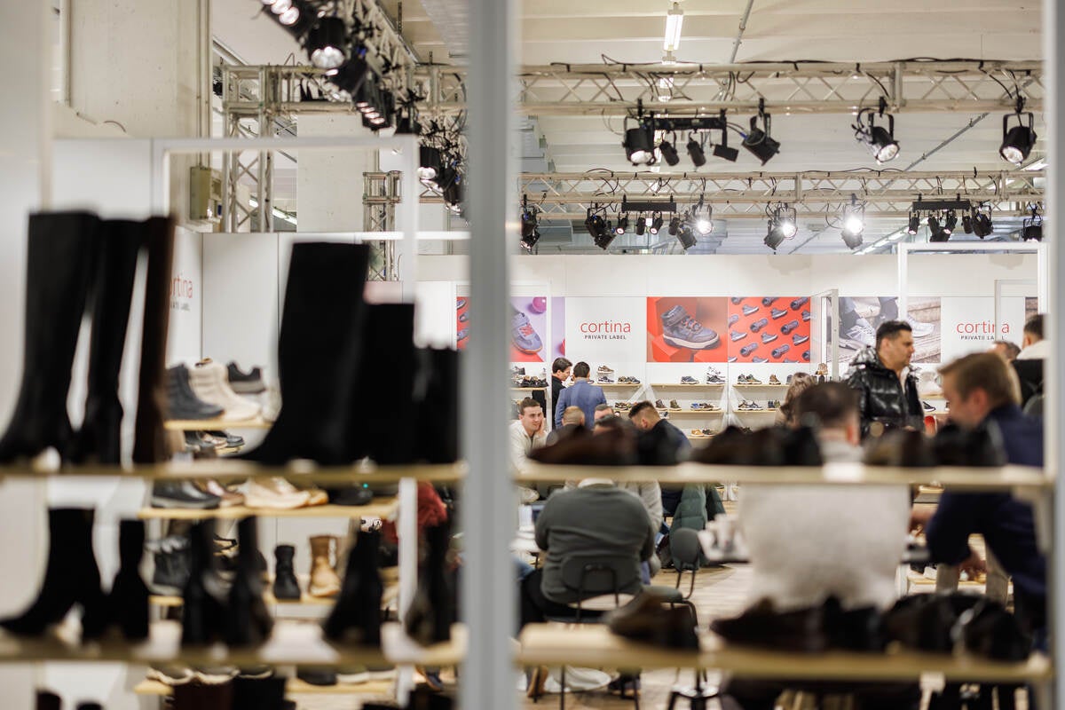 Quince empresas de calzado de Elche están presentes en la feria Expo Riva Schuh de Italia Quince empresas de calzado de Elche están presentes en la feria Expo Riva Schuh de Italia