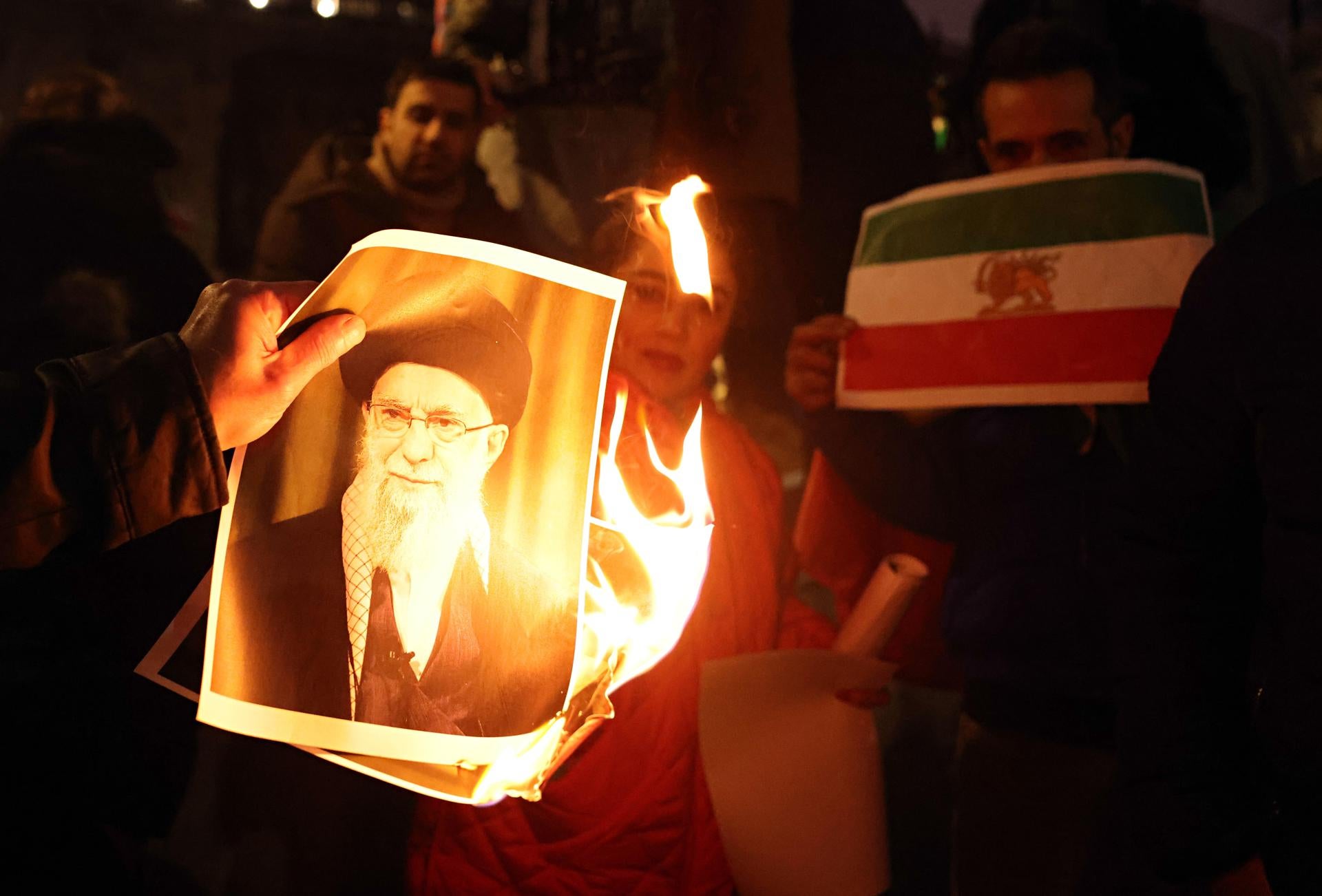 Los manifestantes prenden fuego a un retrato del líder supremo de Irán, Alí Jameneí, durante una concentración de apoyo al actual movimiento de protesta en Irán, frente a Downing Street, en Londres (Reino Unido), el 11 de enero de 2026. Los manifestantes prenden fuego a un retrato del líder supremo de Irán, Alí Jameneí, durante una concentración de apoyo al actual movimiento de protesta en Irán, frente a Downing Street, en Londres (Reino Unido), el 11 de enero de 2026.