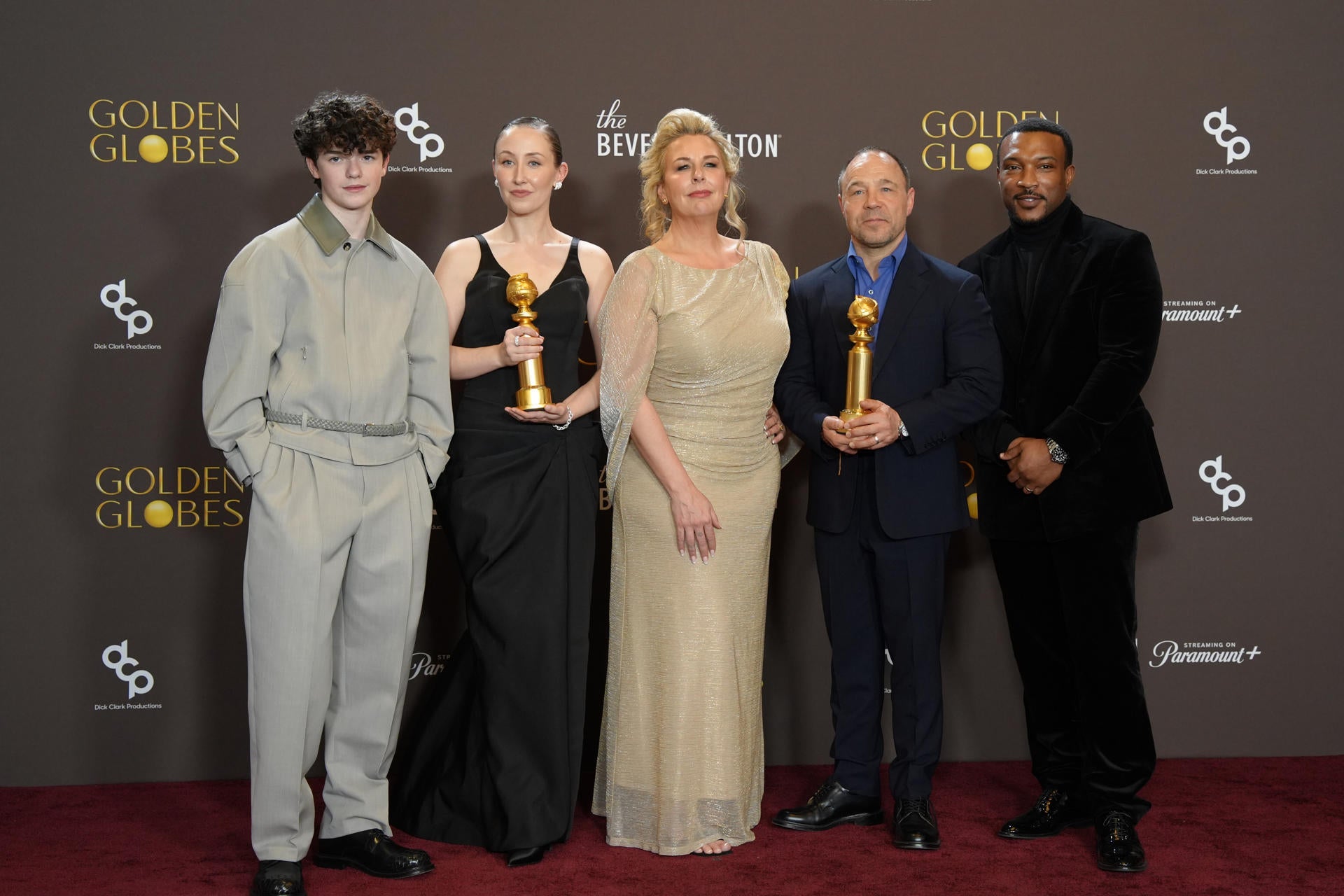 De izquierda a derecha: los actores británicos Owen Cooper, Erin Doherty, Hannah Walters, Stephen Graham y Ashley Walters posan con los premios ganados por 'Adolescencia' en la ceremonia de los Globos de Oro. De izquierda a derecha: los actores británicos Owen Cooper, Erin Doherty, Hannah Walters, Stephen Graham y Ashley Walters posan con los premios ganados por 'Adolescencia' en la ceremonia de los Globos de Oro.