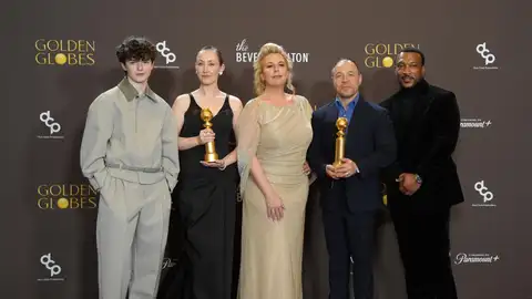 De izquierda a derecha: los actores británicos Owen Cooper, Erin Doherty, Hannah Walters, Stephen Graham y Ashley Walters posan con los premios ganados por 'Adolescencia' en la ceremonia de los Globos de Oro. De izquierda a derecha: los actores británicos Owen Cooper, Erin Doherty, Hannah Walters, Stephen Graham y Ashley Walters posan con los premios ganados por 'Adolescencia' en la ceremonia de los Globos de Oro.