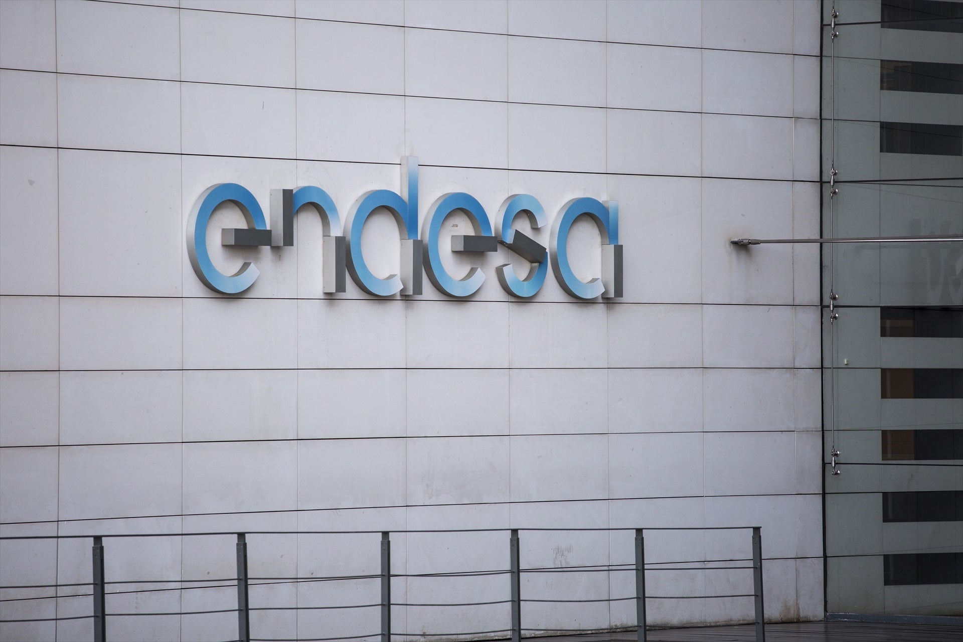 Endesa sufre un 'hackeo' que compromete datos de contratos de clientes, sus DNI y medios de pago Endesa sufre un 'hackeo' que compromete datos de contratos de clientes, sus DNI y medios de pago