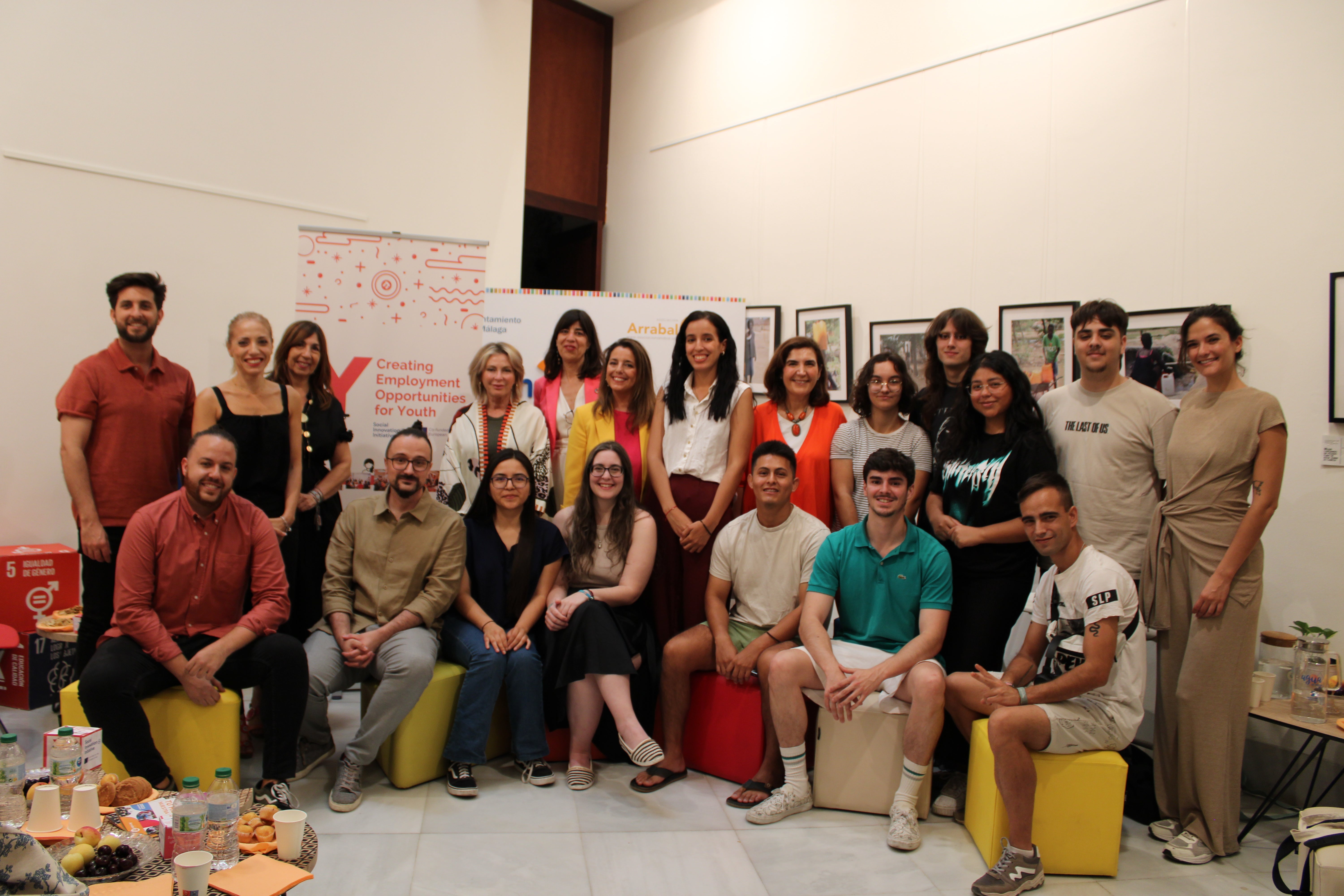 Arrabal-AID y el SAE comienzan en Málaga el programa ALMA Andalucía, que ofrece formación y prácticas en países de la Unión Europea a jóvenes de 18 a 29 años en situación de vulnerabilidad Arrabal-AID y el SAE comienzan en Málaga el programa ALMA Andalucía, que ofrece formación y prácticas en países de la Unión Europea a jóvenes de 18 a 29 años en situación de vulnerabilidad