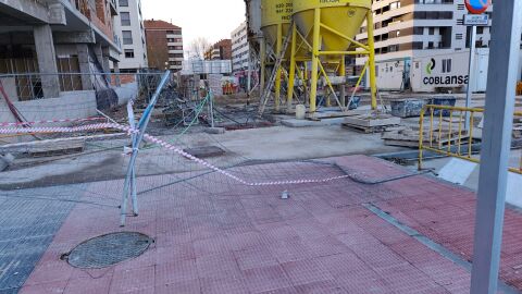Dos j&oacute;venes se precipintan en Logro&ntilde;o de un edificio en obras