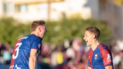 Floris Smand y Nacho Quintana celebran el gol del central neerlandés ante el Atlético Sanluqueño. Floris Smand y Nacho Quintana celebran el gol del central neerlandés ante el Atlético Sanluqueño.