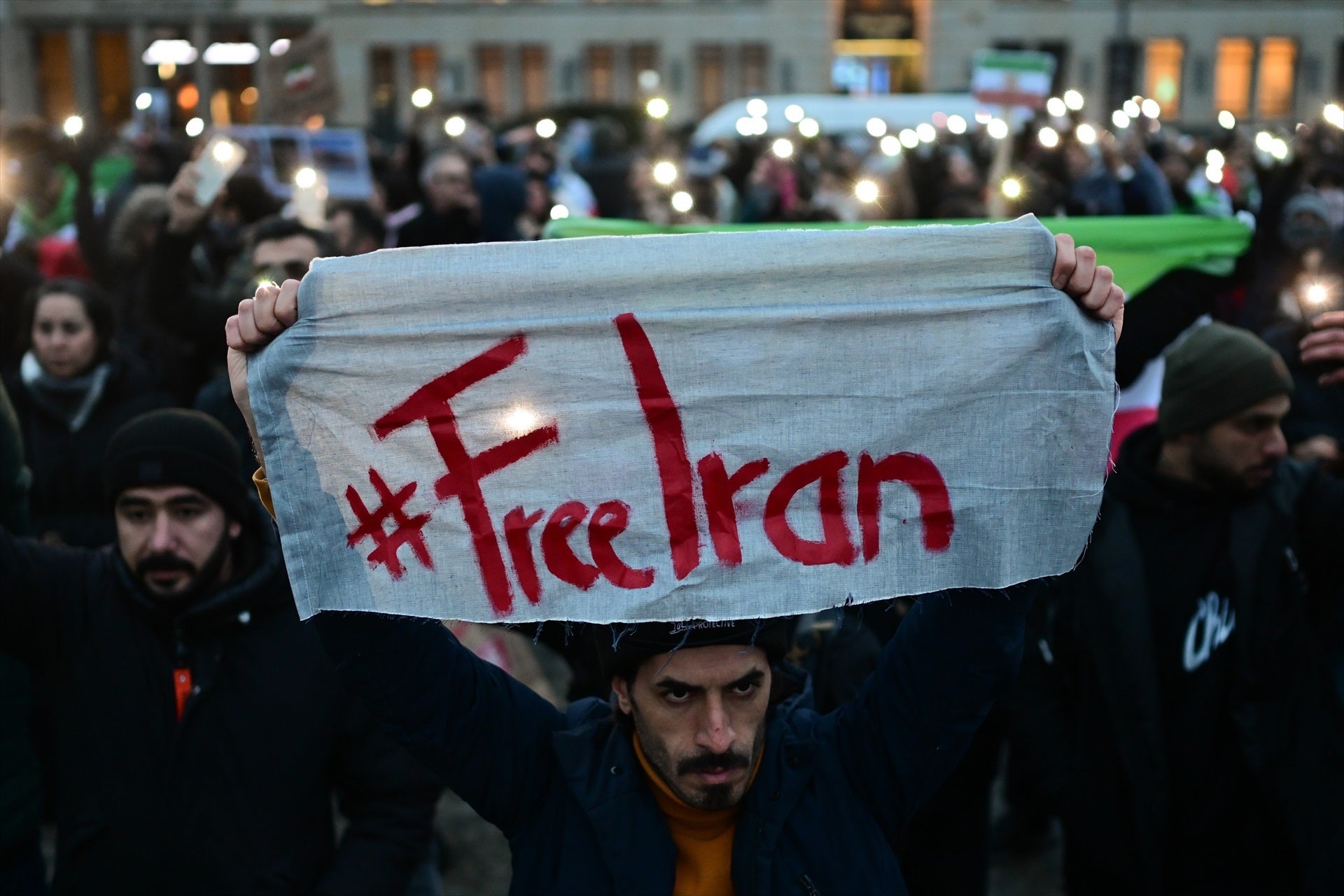 Crece el temor a una posible intervención de Estados Unidos en Irán tras las palabras de Trump: "La ayuda está en camino" Crece el temor a una posible intervención de Estados Unidos en Irán tras las palabras de Trump: "La ayuda está en camino"