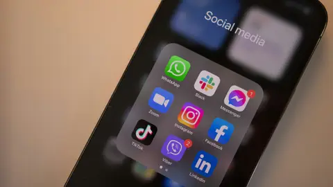 Un móvil con varias aplicaciones, entre ellas Instagram y TikTok Un móvil con varias aplicaciones, entre ellas Instagram y TikTok