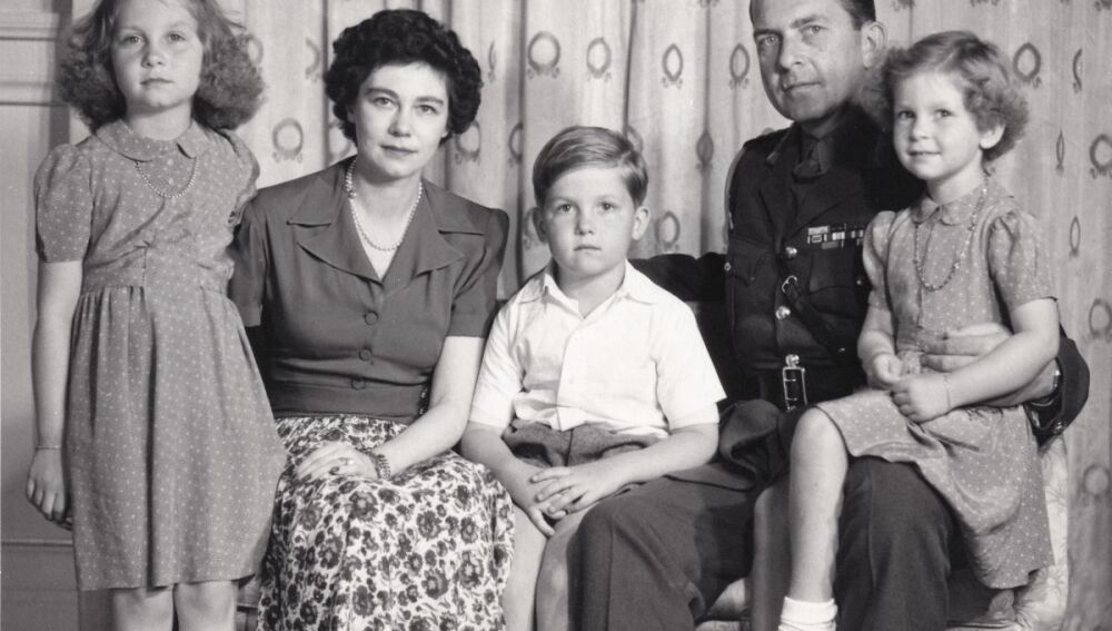 La princesa Irene de niña junto a sus padres y hermanos