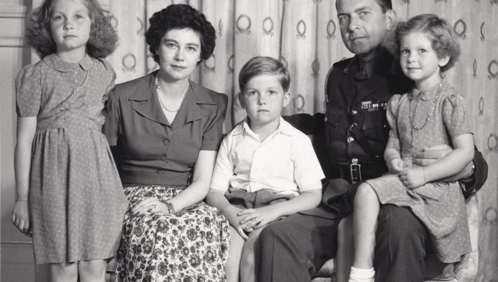 La princesa Irene de niña junto a sus padres y hermanos La princesa Irene de niña junto a sus padres y hermanos